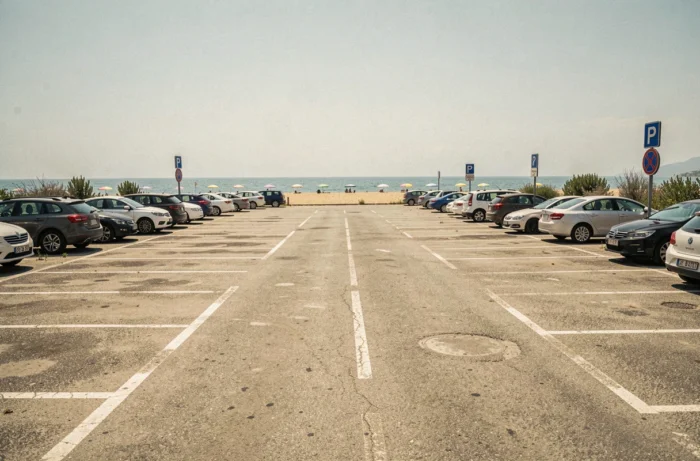 Parking extérieur près de la plage de Pise avec vue sur la mer Tyrrhénienne et panneaux de stationnement italiens