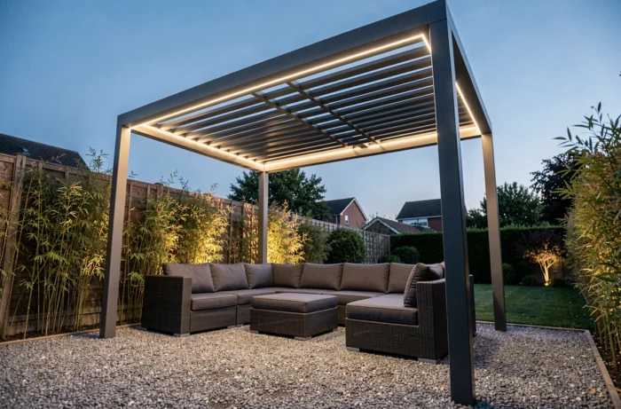 Pergola aluminium 4x3 avec éclairage LED intégré sur une terrasse jardin au crépuscule